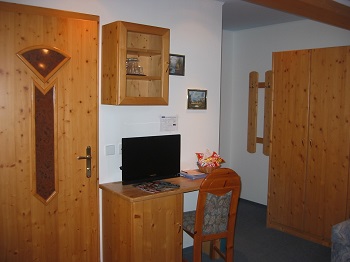 Gästehaus Salzburg, Ihr Gästehaus Heidi, Schreibtisch mit Minibar und Kabel-TV